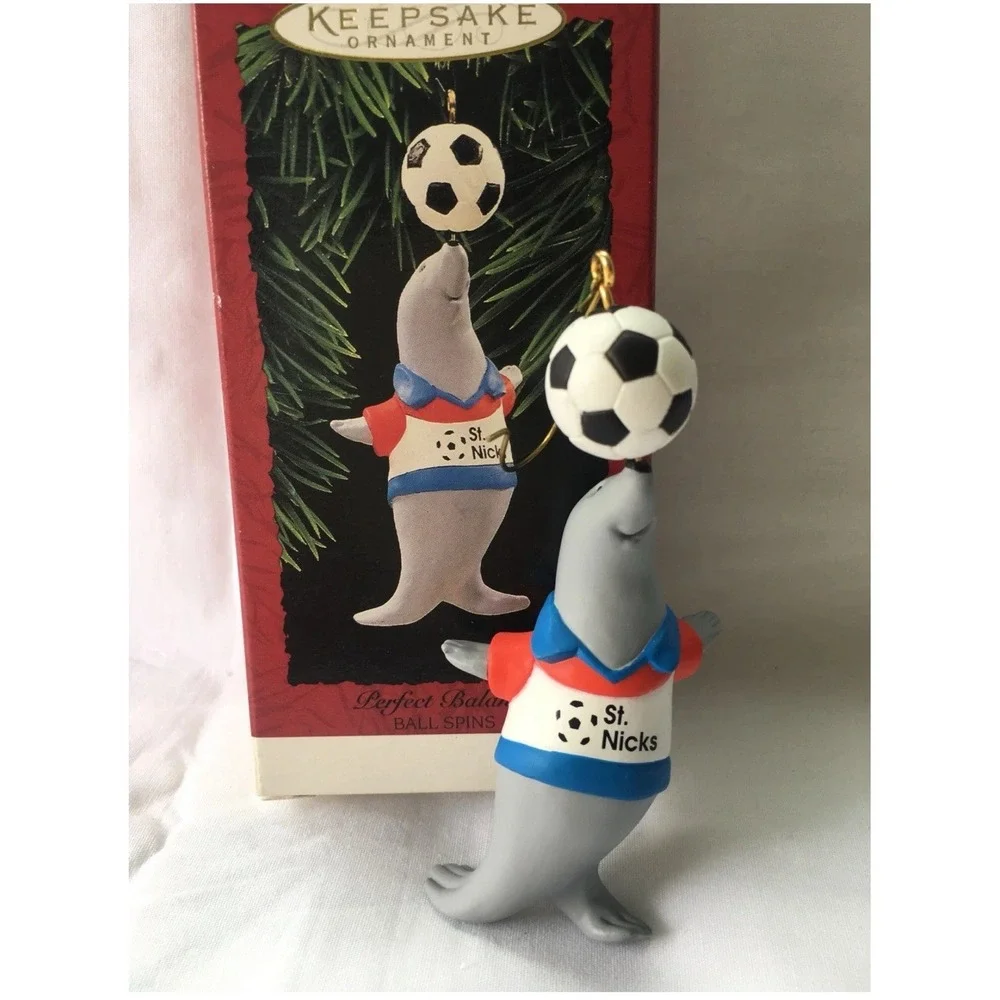 1995 Hallmark PERFECT BALANCE Ornament SEAL SOCCER BALL‎ SPINS